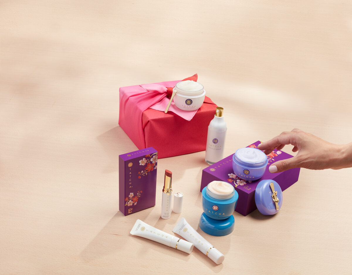 TAT24_BFCM_05_SETS_0824_US_MODEL_EM_SI_MAIN_MD_2681_FINAL_RGB